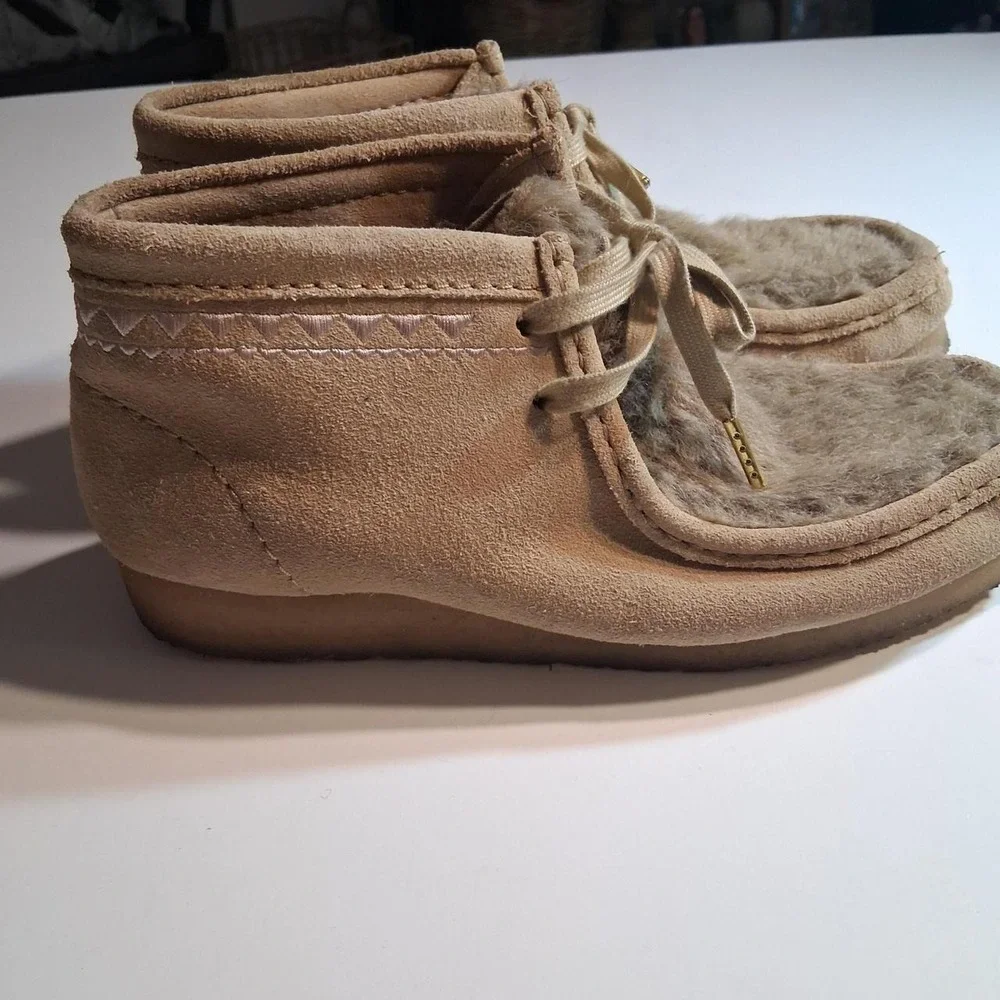 Women Clarks Originals Wallabee brown Faux Fur Suede boots tan suede